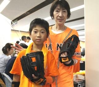 もっと野球に楽しさを！先着1万5千人に80周年特製グラブ配布