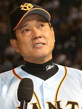 1976年、リーグ優勝を決めて、満面の笑みで胴上げされる巨人の