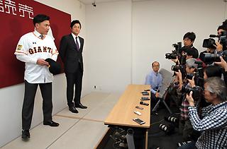 FAの脇谷選手と契約、入団会見 | 読売ジャイアンツ（巨人軍
