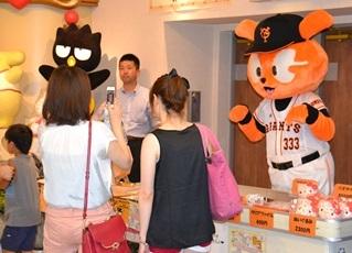 サンリオピューロランドでコラボグッズ販売記念イベント | 読売