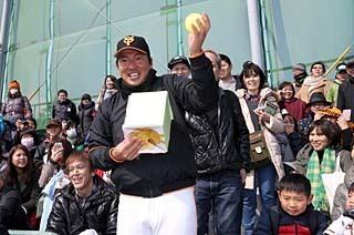 高橋由伸選手兼任コーチが初ノック | 読売ジャイアンツ(巨人軍 高橋由伸選手兼任コーチが初ノック | 読売ジャイアンツ(巨人軍