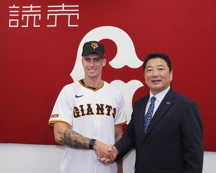 チームに貢献できる存在に」フルプ選手が入団会見 | 読売ジャイアンツ