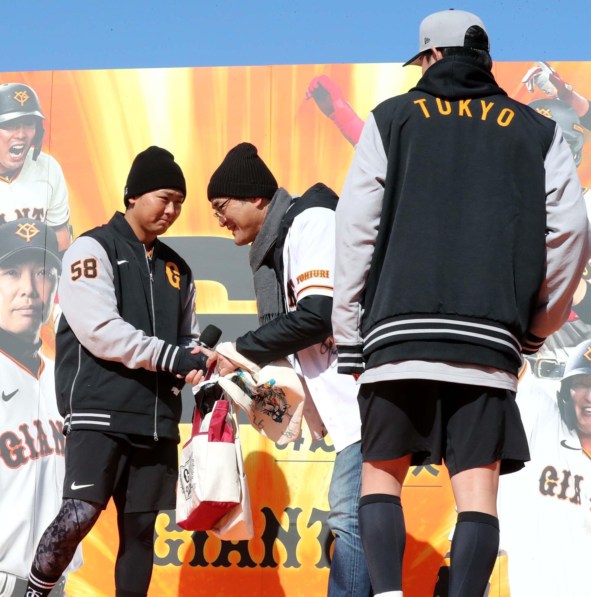 山﨑投手、船迫投手のトークショーで大盛り上がり！ 宮崎キャンプ第2