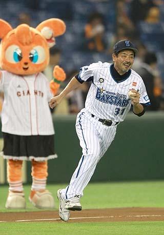 OBの松本さんと屋鋪さんがベースランニングリレー対決 | 読売