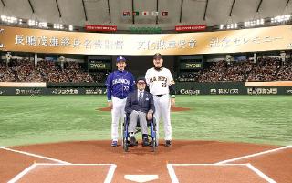 長嶋ジャイアンツ優勝立て 1976年、リーグ優勝を決めて、満面の笑みで胴上げされる巨人の