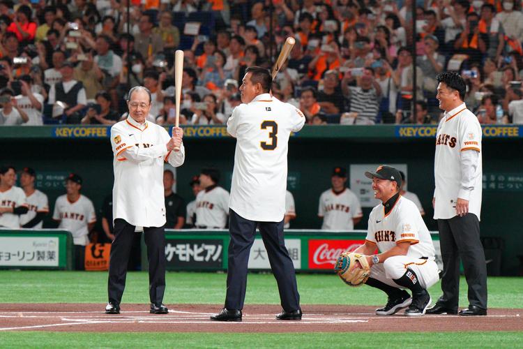 松井さんが始球式、レジェンドOBが集結～長嶋さん追悼試合 | 読売