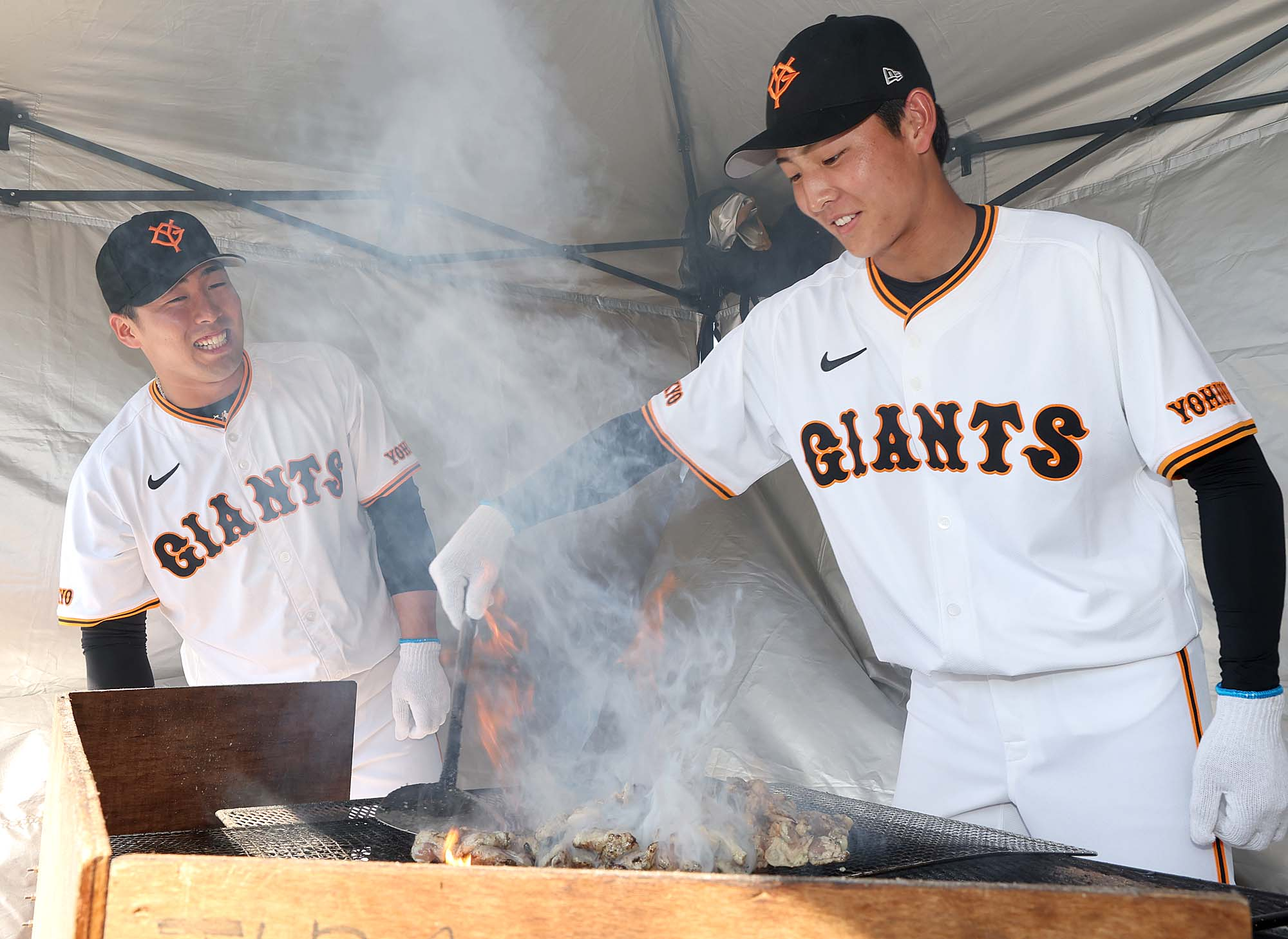 三軍メンバーがキャンプ地・都城の｢道の駅｣で肉の実演販売に挑戦