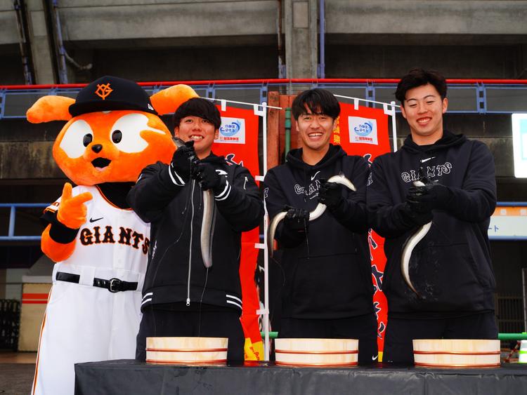 うなぎ、日向夏、きんかん 新人3投手が宮崎名産に舌鼓 | 読売