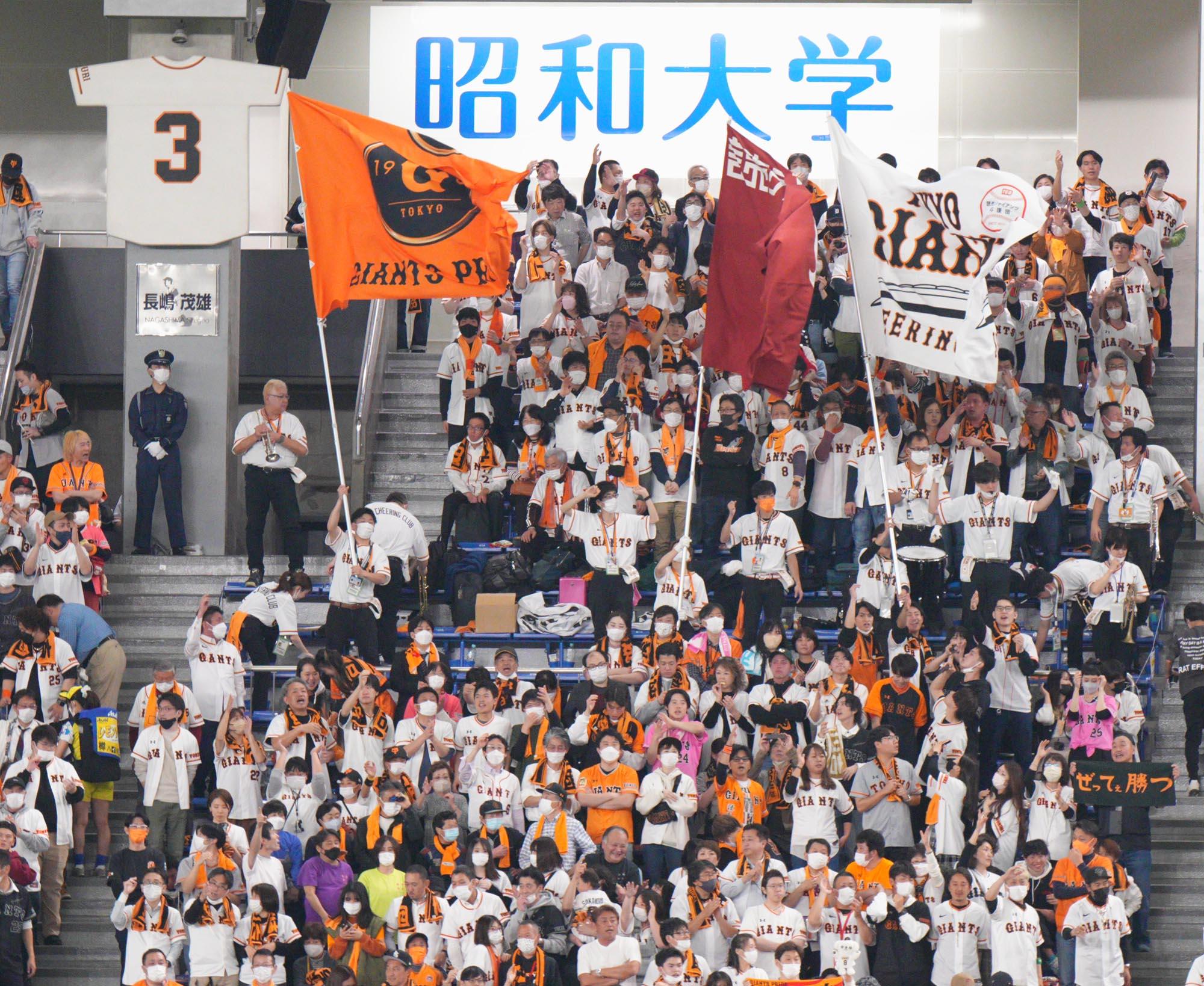 4季ぶり声援の中で開幕！長嶋終身名誉監督も観戦 | 読売