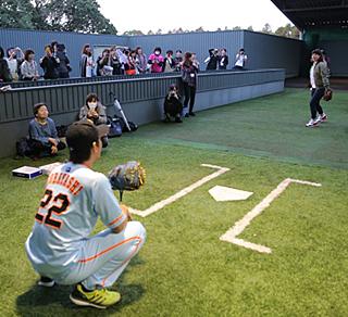 小林捕手が女性ファン20人にキャッチャー教室 | 読売ジャイアンツ