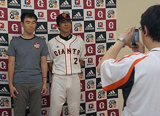 ガッツポーズで記念撮影＆サイン会 小笠原デー | 読売ジャイアンツ