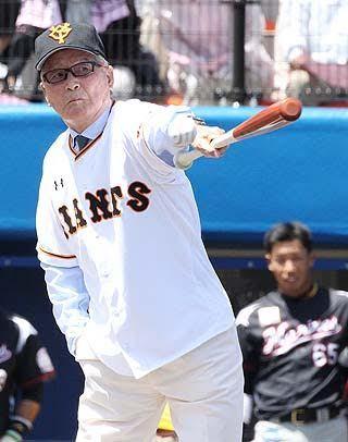 長嶋終身名誉監督が背番号「3」のユニホーム姿で始球式の打席に