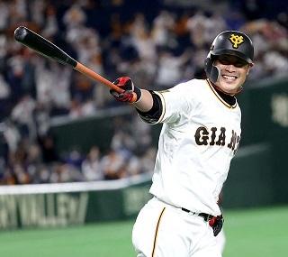亀井選手のプロ野球史上初開幕戦代打サヨナラ弾で劇的白星発進！ 読売ジャイアンツ（巨人軍）公式サイト