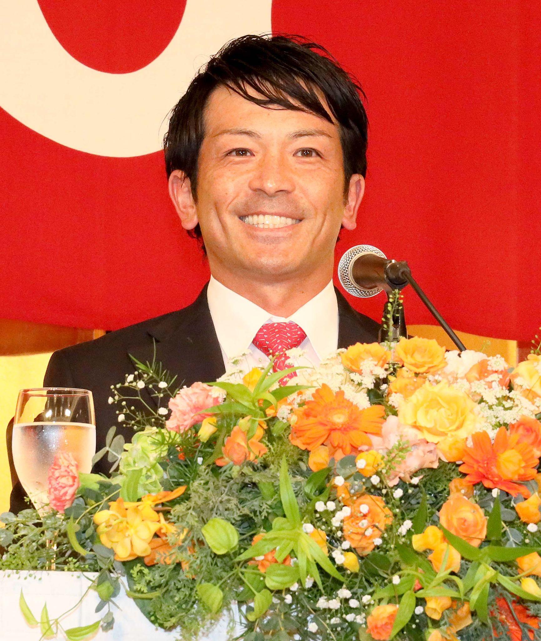 松田宣浩選手が引退会見、サプライズに熱男が涙！ | 読売