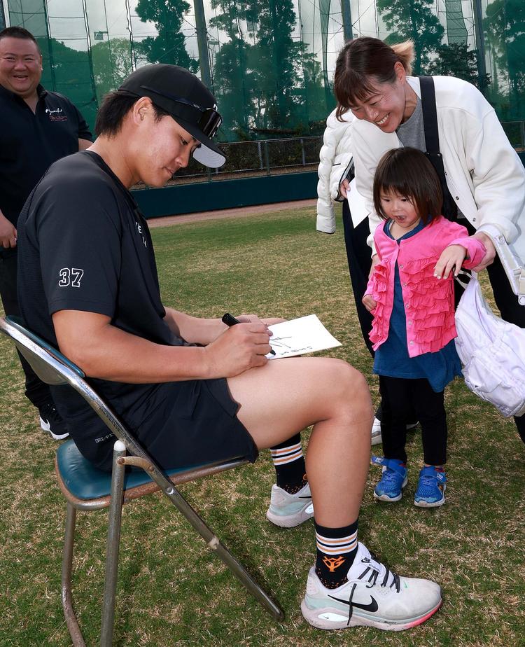 ファーム紅白戦後にサイン＆撮影会 | 読売ジャイアンツ（巨人軍）公式