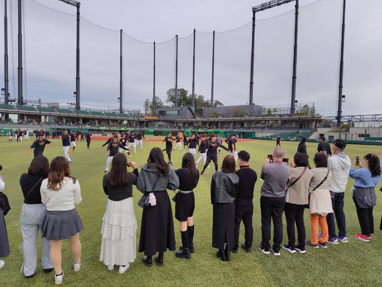 初の週末は2504人が見学～Gタウン秋季キャンプ | 読売ジャイアンツ