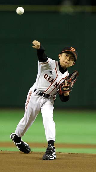 長男・恒希君が堂々の始球式 木村拓也コーチ追悼試合 | 読売