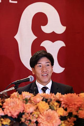 ドラフト1位・翁田投手と仮契約、背番号は「15」 | 読売ジャイアンツ