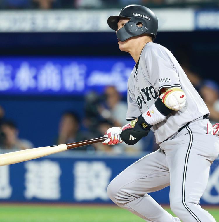 読売ジャイアンツ - ⏹️【送料込新品】特別値下げ坂本勇人目覚まし時計 坂本勇人 🦁 @hayato.sakamoto6 . . . ベンチに戻る際、舌出し