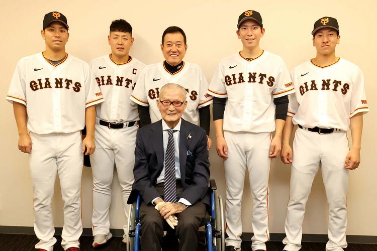 4季ぶり声援の中で開幕!長嶋終身名誉監督も観戦 | 読売 4季ぶり声援の中で開幕!長嶋終身名誉監督も観戦 | 読売