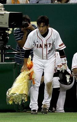 脇谷選手が15試合連続得点のセ・リーグ新記録 | 読売