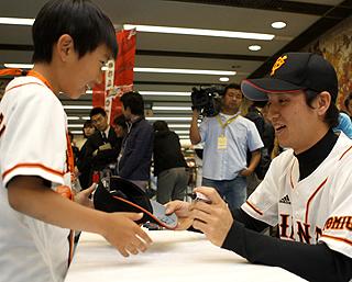 ファンから力もらった 松本哲也選手がファン150人にサイン＆握手