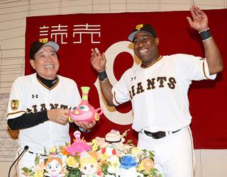 新作 ウィーラー選手が合流即先発で安打！会見では「ハクション大魔王 応援グッズ