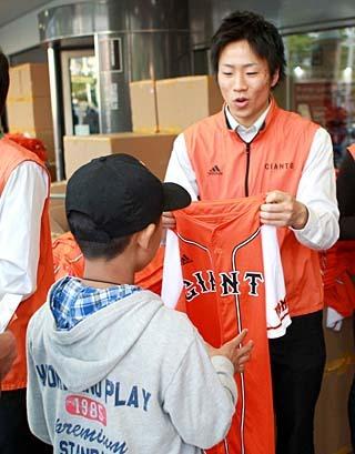 東京ドームがオレンジ一色に 今季初の「橙魂2013」 | 読売