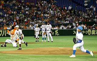 ガッツポーズで記念撮影＆サイン会 小笠原デー | 読売ジャイアンツ