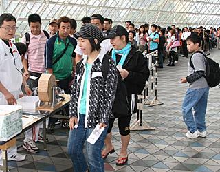 ガラポン抽選会に750人の列 高橋由伸デー | 読売ジャイアンツ（巨人