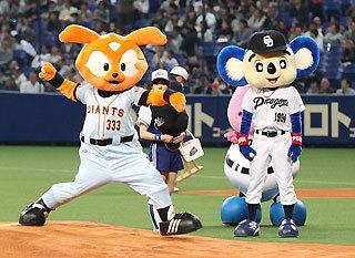 ジャビットとドアラが”炎の一球対決” 「激突！マスコット合戦