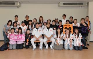 人気コンビと記念写真で大興奮 越智大祐・山口鉄也デー | 読売