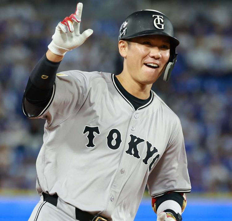 【あー。 .•*¨*•.¸¸♬】XOサイズ　GIANTS   #6坂本勇人 タカ | . #坂本勇人 🦁 @hayato.sakamoto6 . . . 300号本塁打