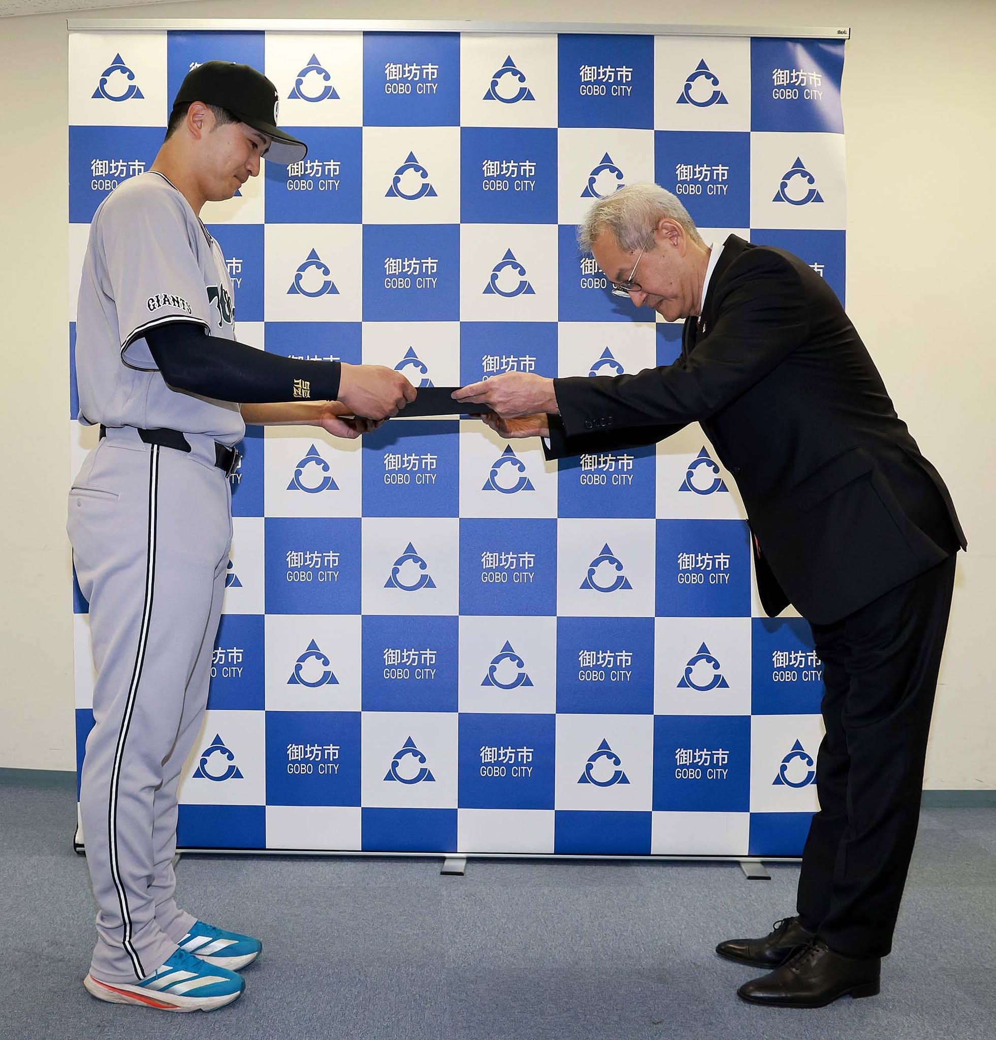 長野さんの引退試合で記念ロゴワッペン付きユニホームを着用 | 読売