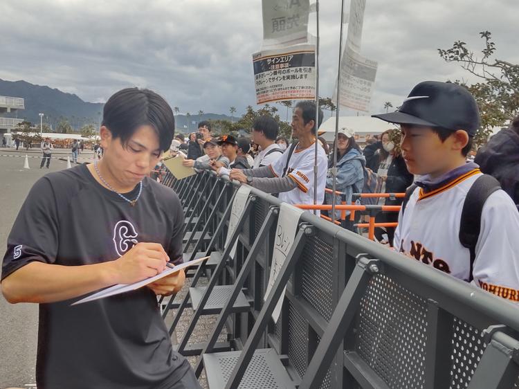 バレンタインデー企画、サイン会 一軍・宮崎キャンプ最終日で バレンタインデー企画、サイン会 一軍・宮崎キャンプ最終日で