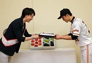 萩原智子さんからの感謝状に“教え子”松本哲也選手照れ笑い | 読売