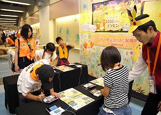 ピカチュウの出迎えに夏休みの子供たちが笑顔 ポケモンウイーク ピカチュウの出迎えに夏休みの子供たちが笑顔 ポケモンウイーク