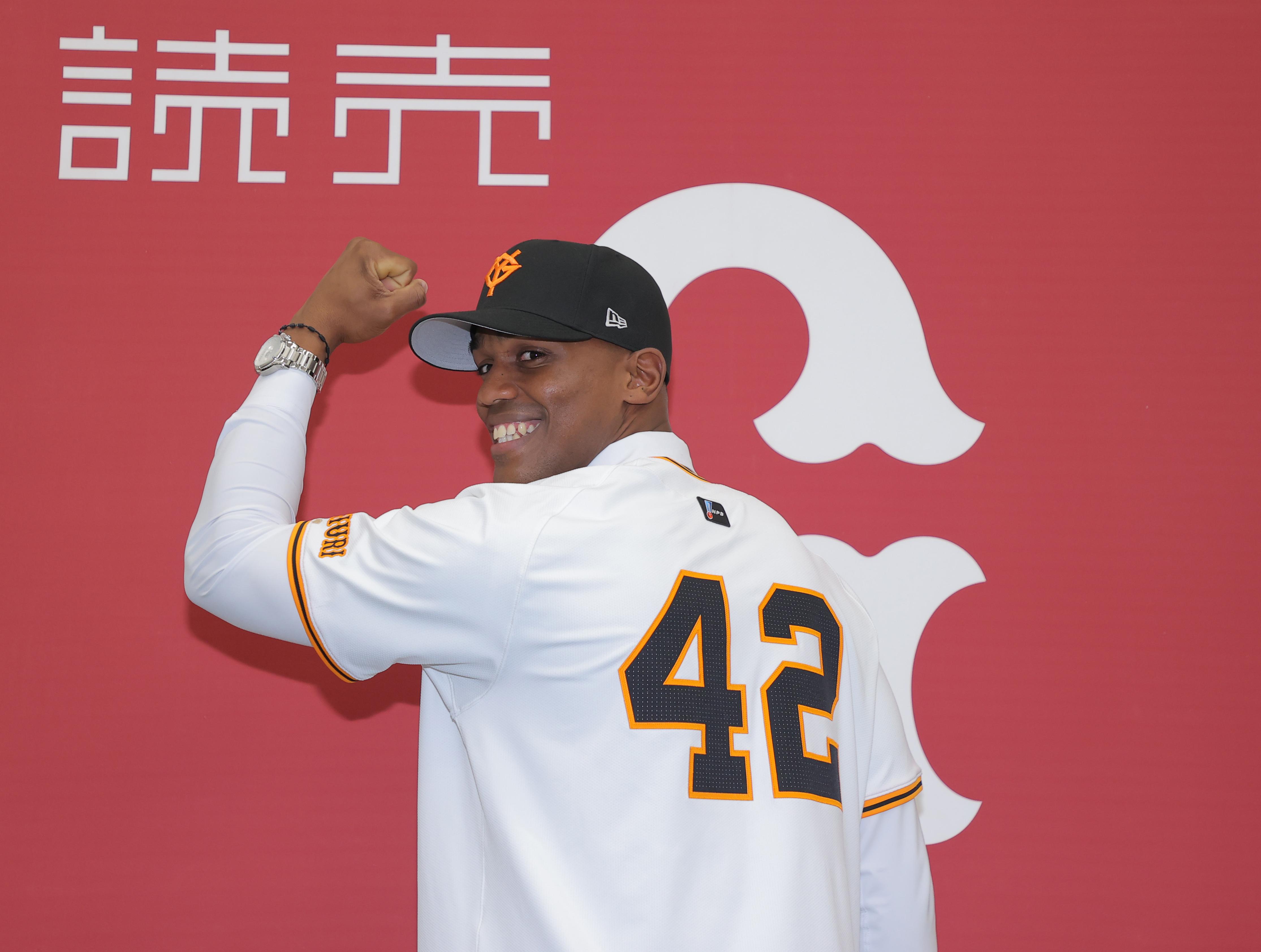 ヘルナンデス選手が入団会見 「100％の力で頑張りたい」 | 読売