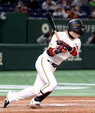 亀井選手が涙の引退セレモニー、若手選手たちにげきも | 読売