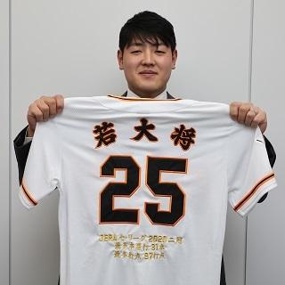 菅野、岡本、戸郷 3選手のタイトル獲得、受賞記念グッズ発売