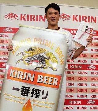 特大本塁打の坂本勇選手「キリンビール ビッグボード賞」受賞 | 読売