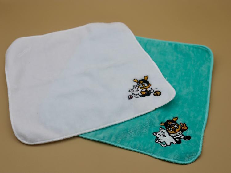 ジャイアンツ マスコットフィギュアジャイアンツブルゾン、ハンカチ、どれも非売品 初代マスコットマークの復刻版ソフビフィギュアを発売 | 読売