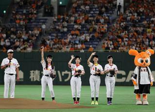 ももいろクローバーZ」のスピードガン対決に大歓声――ももクロナイター