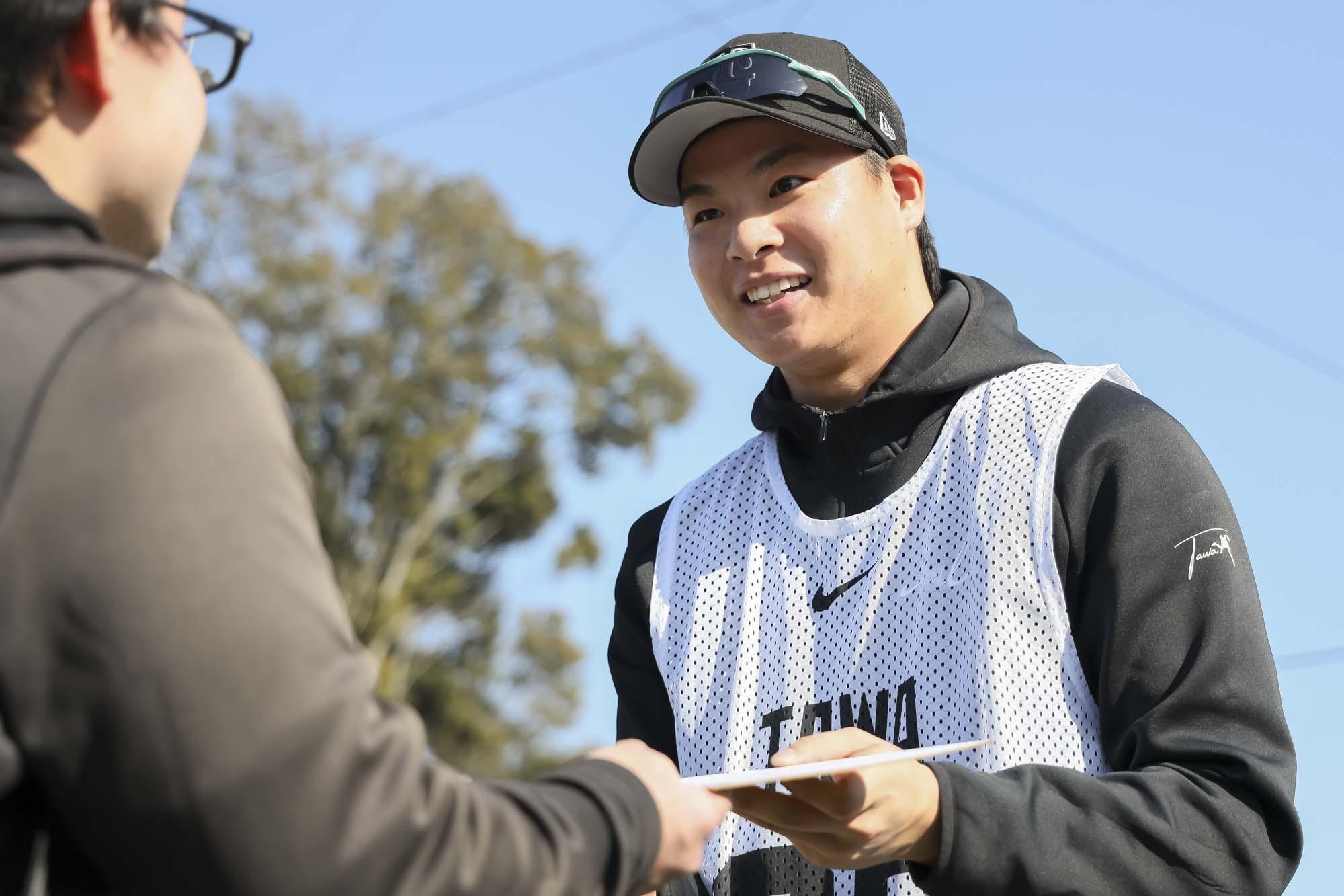 竹丸投手ら新人11選手が初のサイン会 | 読売ジャイアンツ（巨人軍