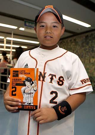 ガッツポーズで記念撮影＆サイン会 小笠原デー | 読売ジャイアンツ