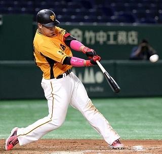 岡本和真選手逆転サヨナラ3ラン 4番の2本塁打で劇的勝利 | 読売