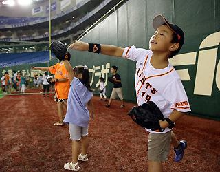 夏休みの子供たちにグラブプレゼント 球団創設80周年企画 | 読売