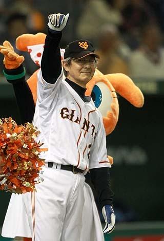 OBの松本さんと屋鋪さんがベースランニングリレー対決 | 読売