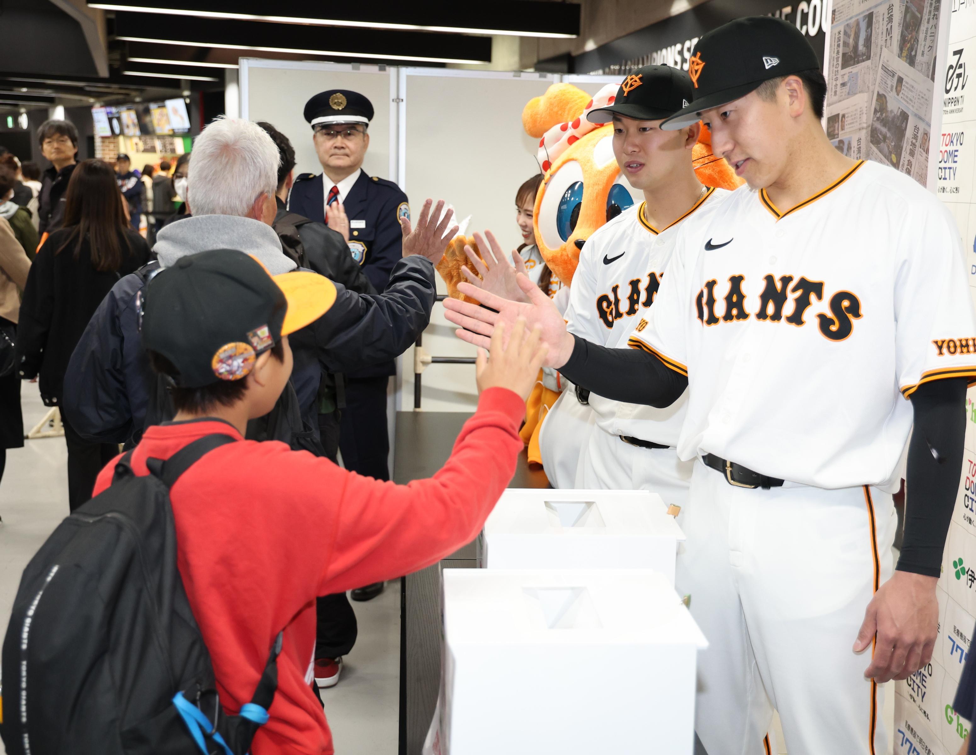 募金活動に僕らも参加します！」～大勢、山﨑伊両投手が台湾地震