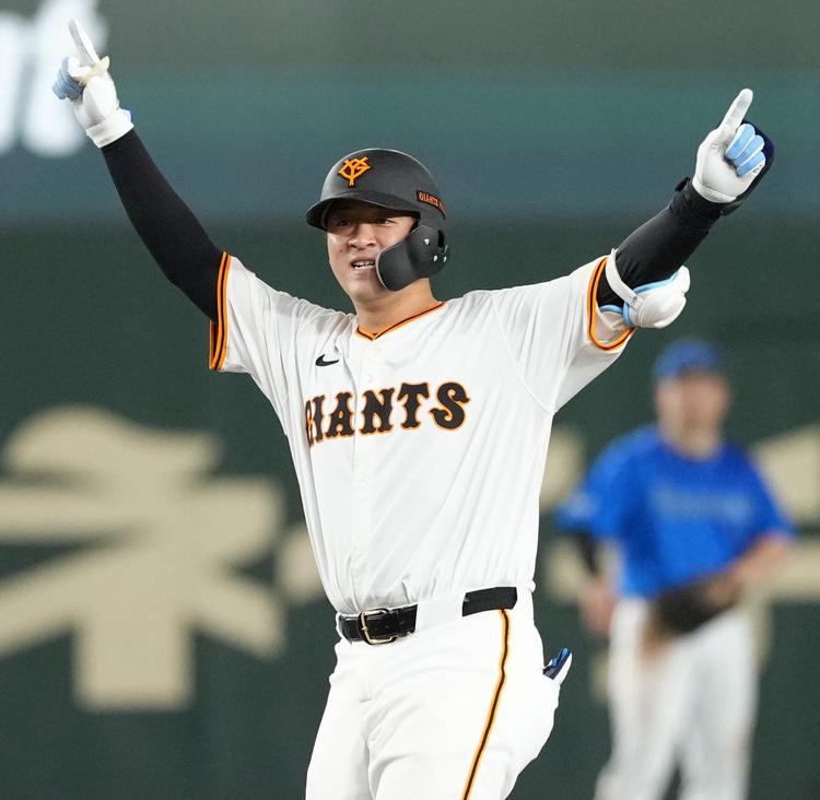 投げ込みボール（読売巨人岸田選手） 巨人/岸田行倫選手 投込み直筆サインボール - メルカリ
